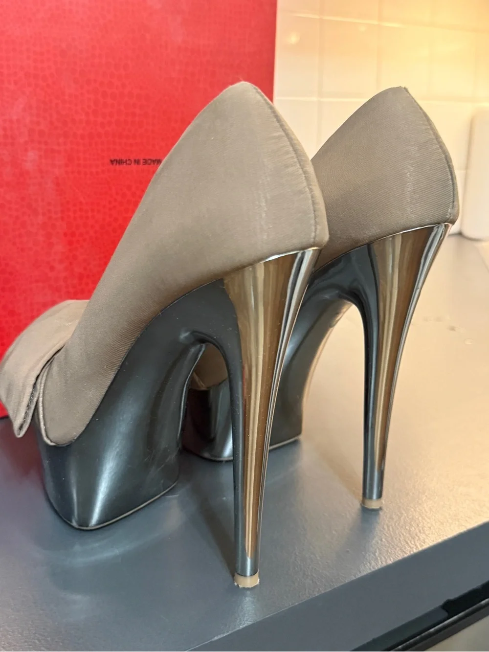 Steve Madden Taupe silk bow Peep-Toe Platform Heels in Metallic Silver 7 Y2K